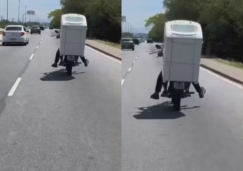 Motociclista transporta máquina de lavar (Foto: Reprodução)