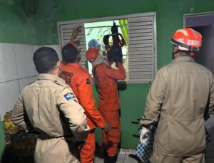 Homem fica preso em janela ao tentar entrar em casa e precisa ser resgatado; veja VÍDEO