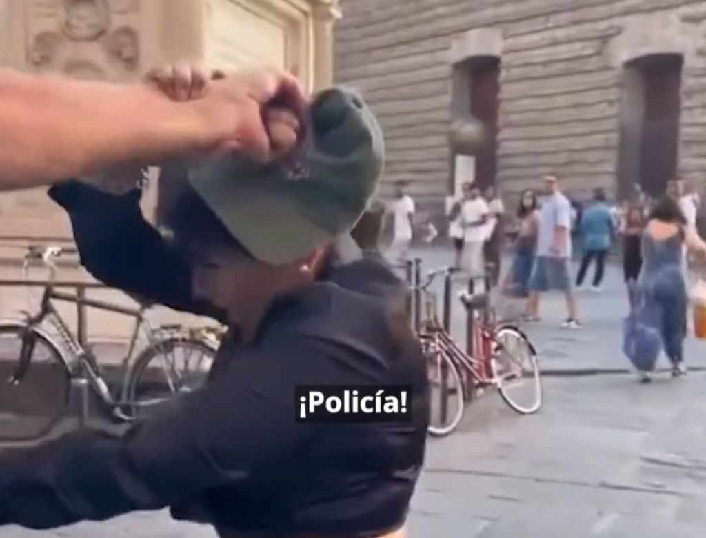 Homem agarra uma 'pickpocket' pelo cabelo (Reprodução: Redes Sociais)
