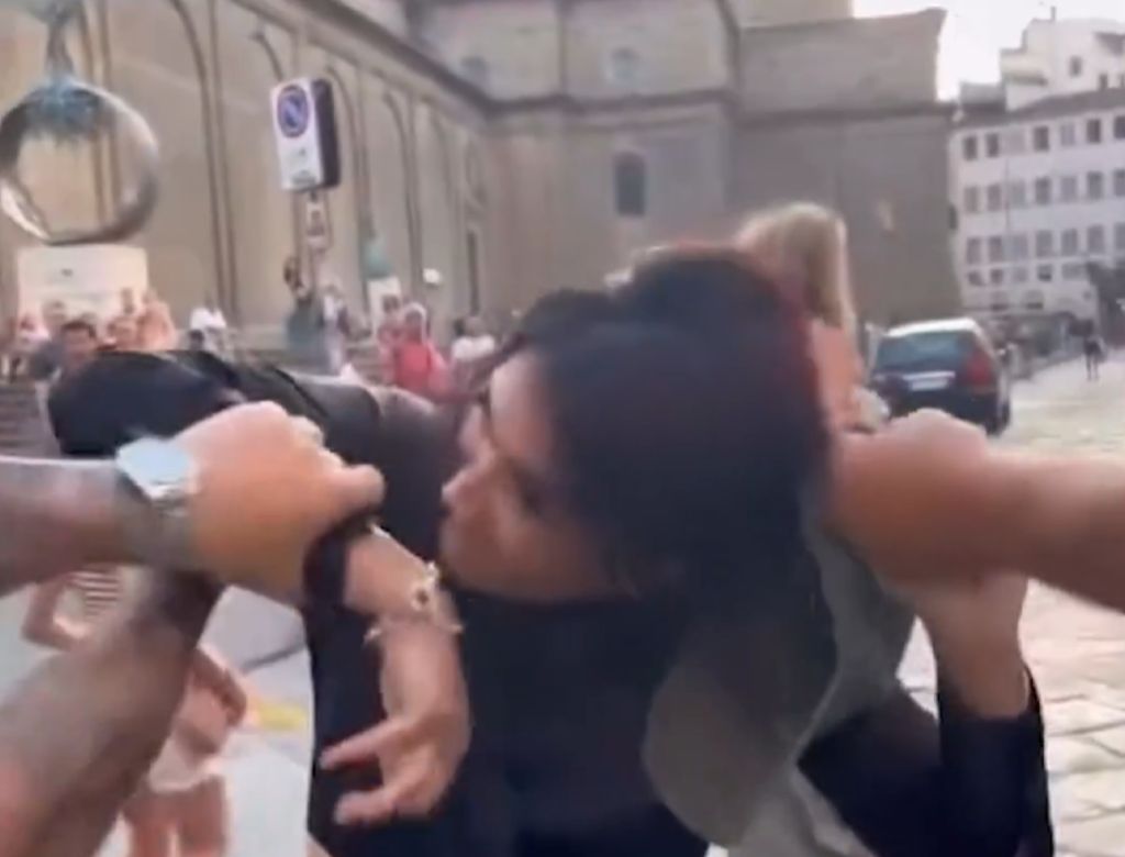 Homem agarrando uma 'pickpocket' pelo cabelo (Reprodução: Redes Sociais)
