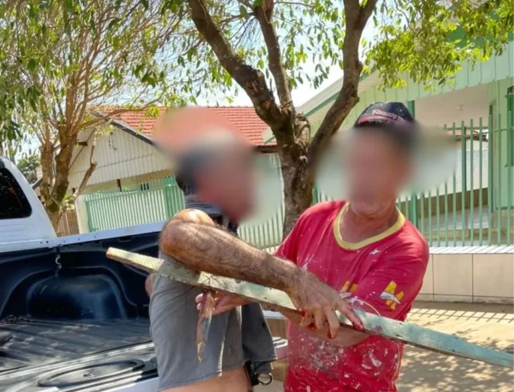 Homem com madeira atravessada no pescoço (Foto: Reprodução Redes Sociais)