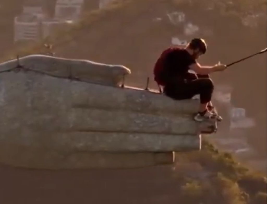 Homem invade Cristo Redentor (Foto: Reprodução X)