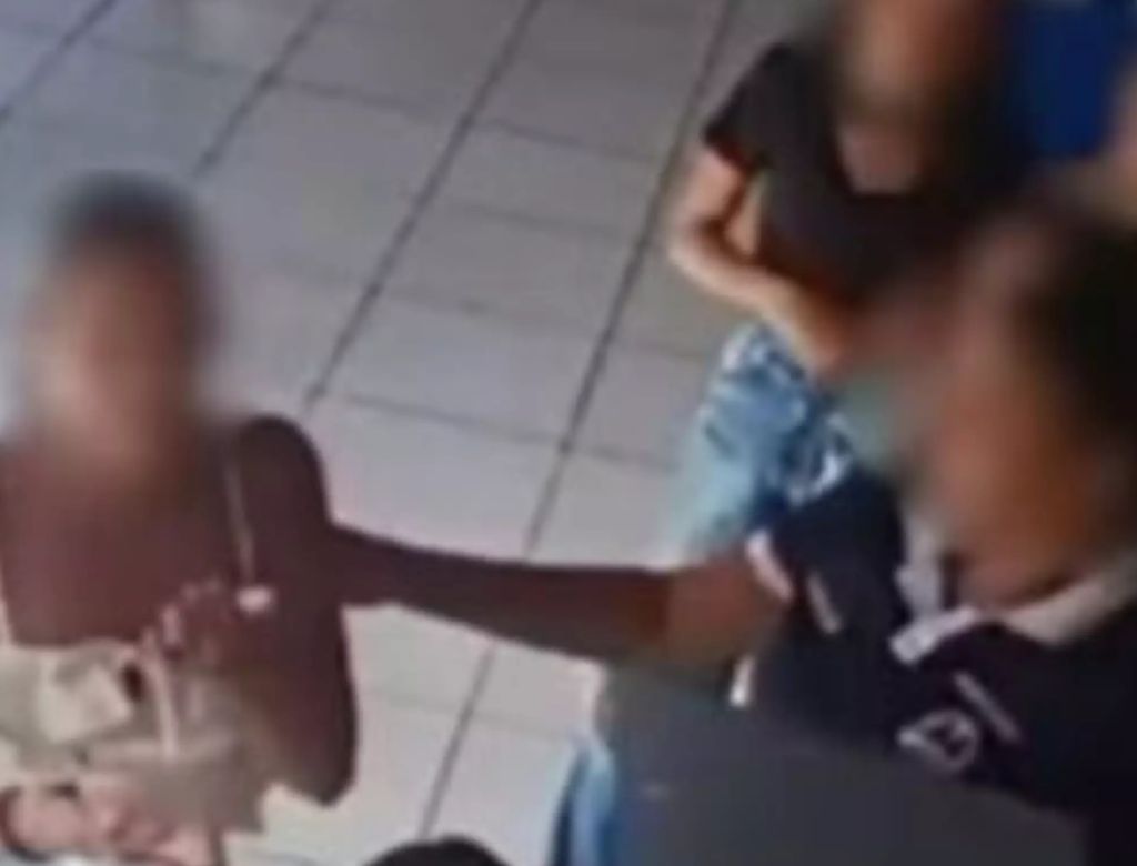Menina voltando do banheiro agredida (Foto: Reprodução Redes Sociais)