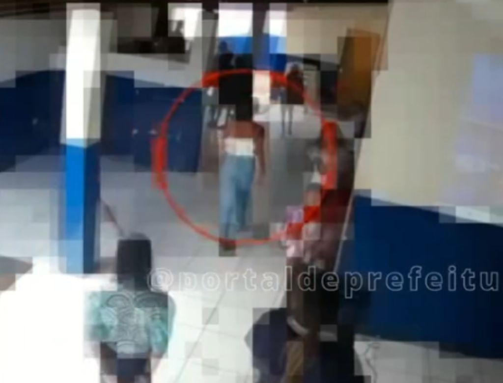 Menina voltando do banheiro agredida (Foto: Reprodução Redes Sociais)
