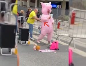 Porquinho da Paulista sofre ataque com garfo durante protesto; veja VÍDEO