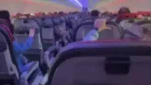 Em novo vídeo, passageiros gritam de pânico durante voo com forte turbulência; ASSISTA!