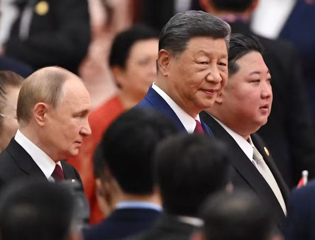 Vladimir Putin, Xi Jinping e Kim Jong-un (Foto: Jade Gao / AFP)