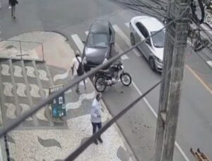 Carro é atingido por outro veículo, invade calçada e atropela pedestre que usava muletas; veja vídeo