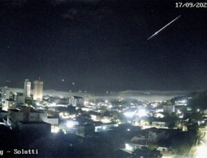 Vídeo feito por observatório mostra meteoro cortando o céu durante a madrugada