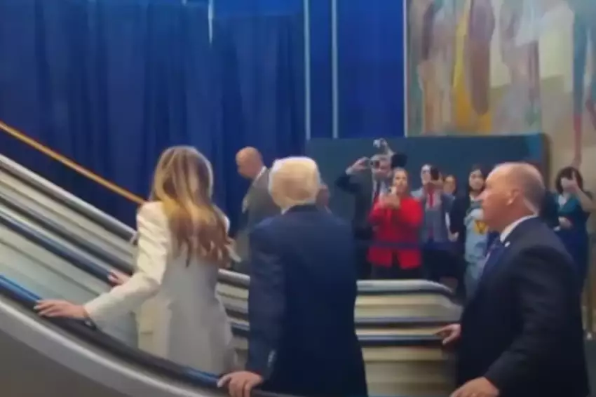 Escada rolante da ONU trava na subida de Trump e Melania; VÍDEO