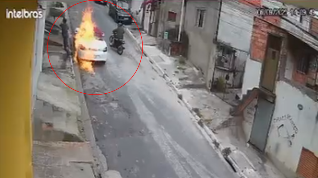 Vídeo: homens em moto incendeiam Porsche na Zona Sul de SP