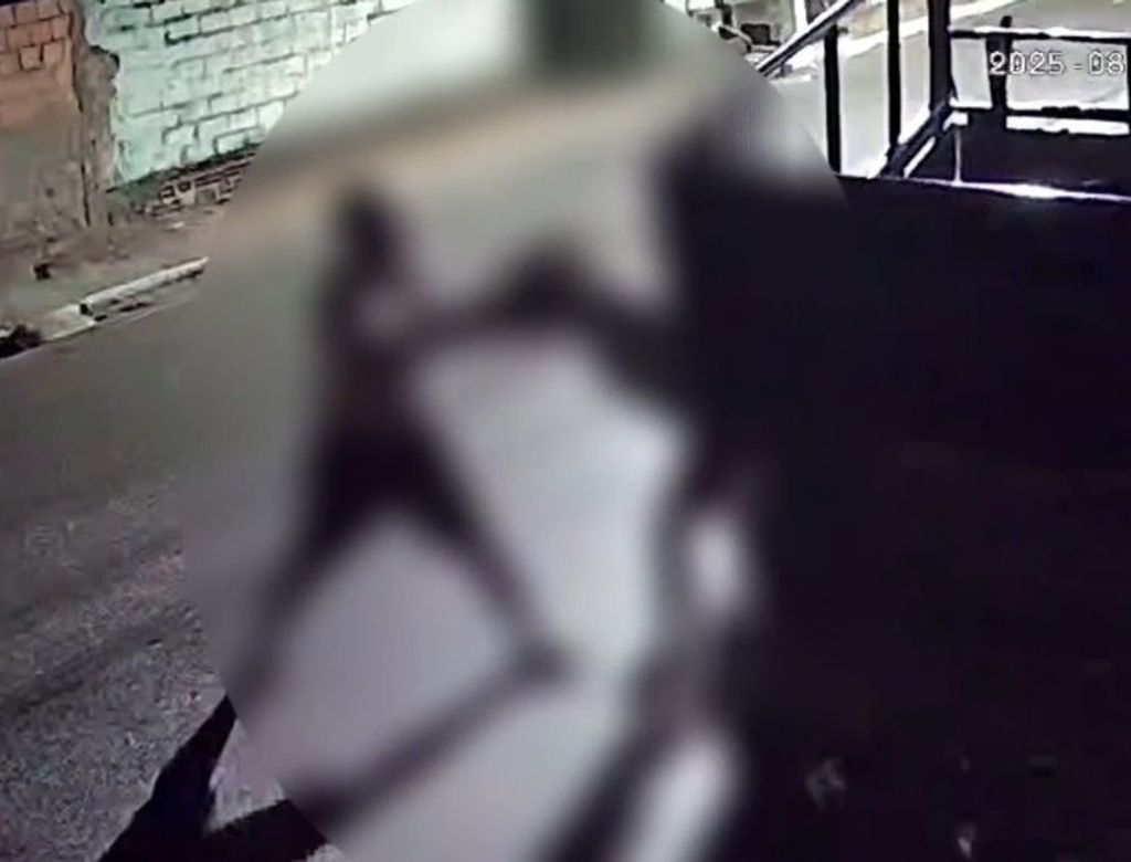 VÍDEO: Homem agride esposa com socos e chutes após discussão por ciúmes