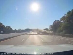 Idoso perde controle de veículo após convulsão e carro ‘voa’ sobre rodovia; VEJA VÍDEO
