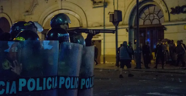 Manifestação no Peru termina com jovens e policiais feridos; Veja vídeo
