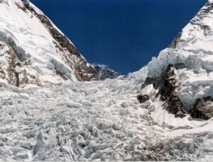 Vídeo impressionante mostra avalanche cobrindo acampamento no Nepal; assista