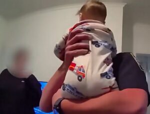 Policiais salvam bebê de morrer engasgado e câmeras corporais flagram momento; veja VÍDEO