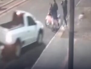 Homem joga carro contra ex-namorada e amiga por não aceitar fim da relação; veja vídeo