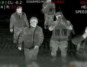 Soldados russos fogem de drone da Ucrânia com sistema de autodestruição; veja vídeo