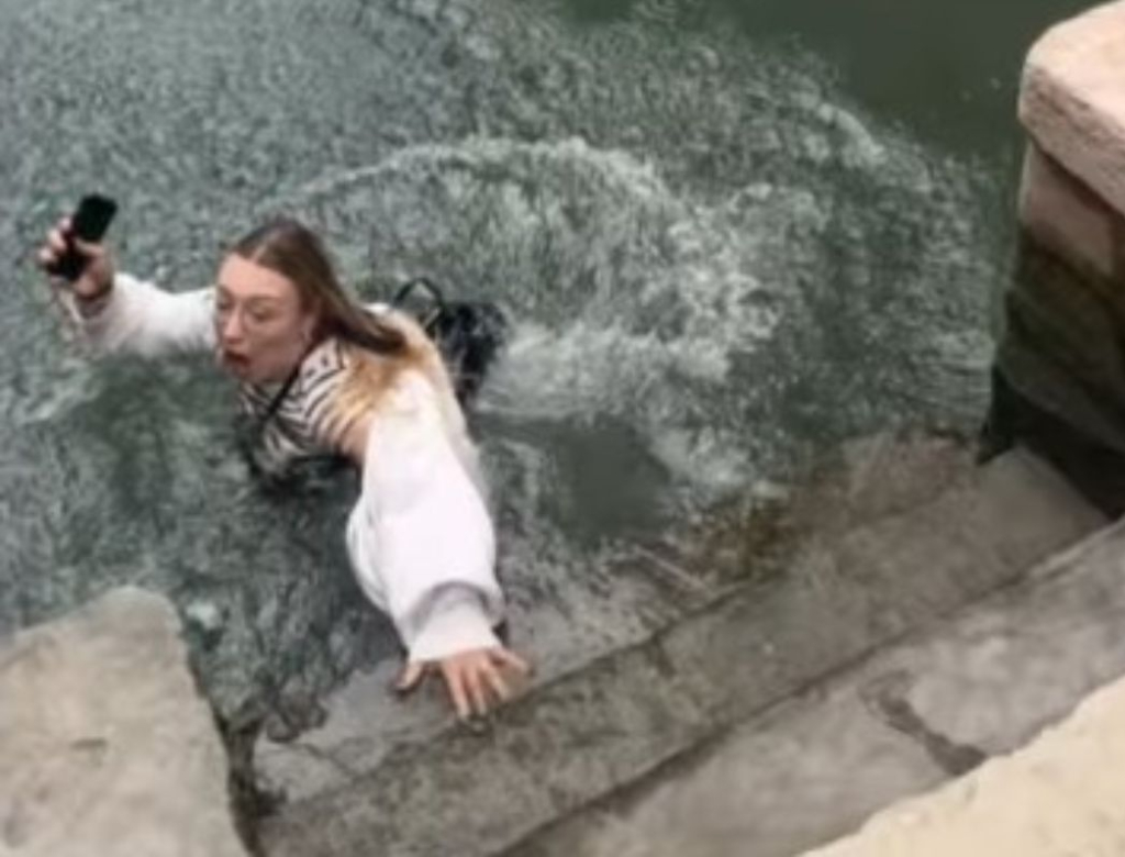 Turista cai em canal de Veneza (Foto: Reprodução)
