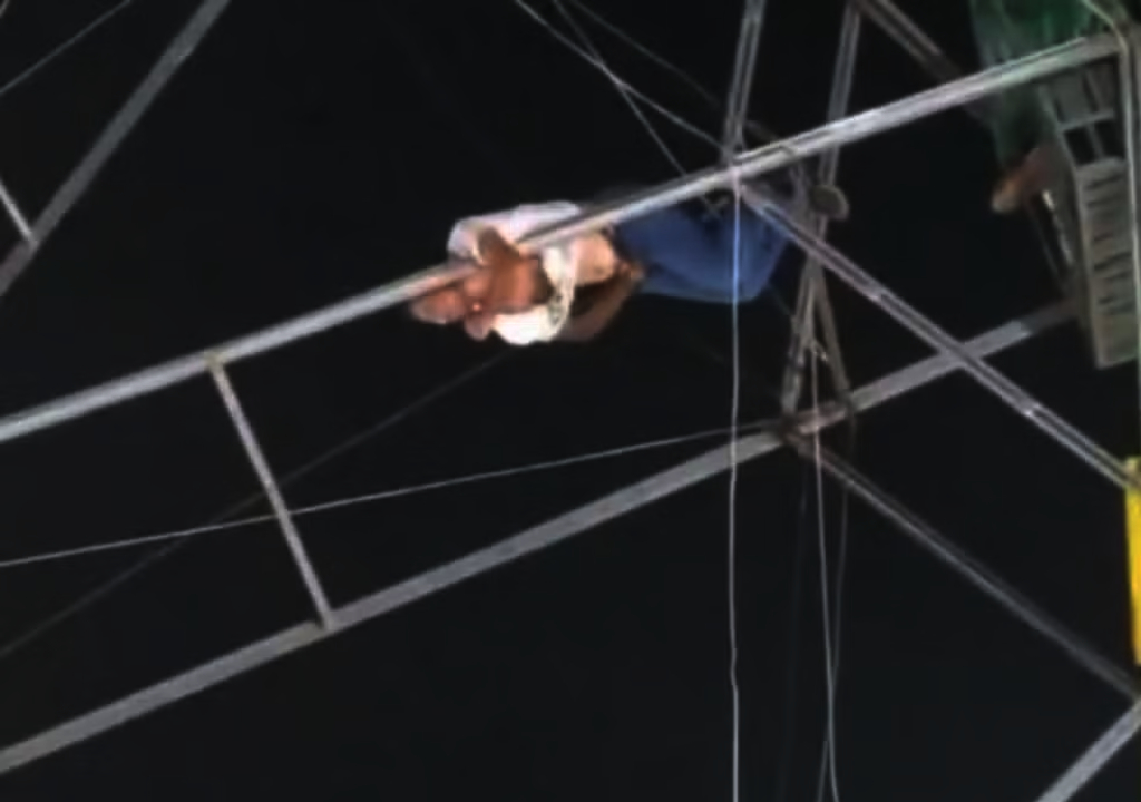 Homem cai de roda-gigante (Foto: Reprodução)