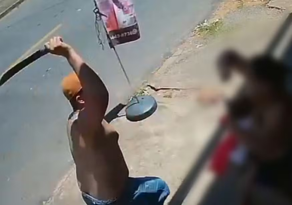 Homem ataca mulher com facão (Foto: Reprodução)