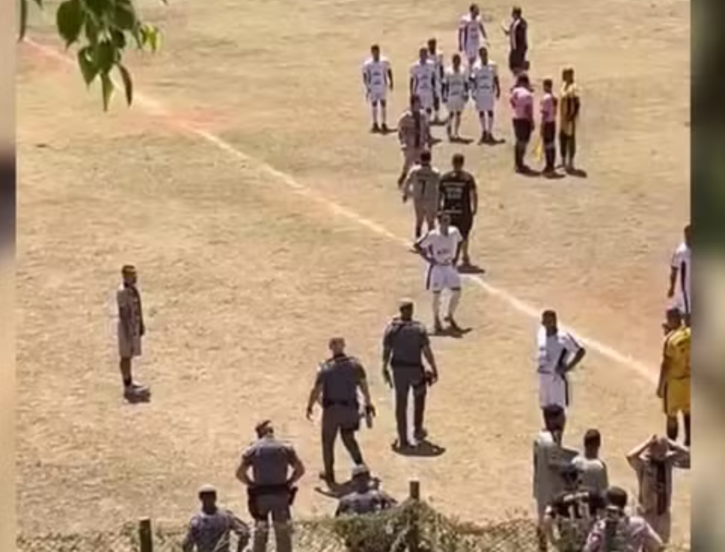 Homem é preso durante jogo (Foto: Reprodução)