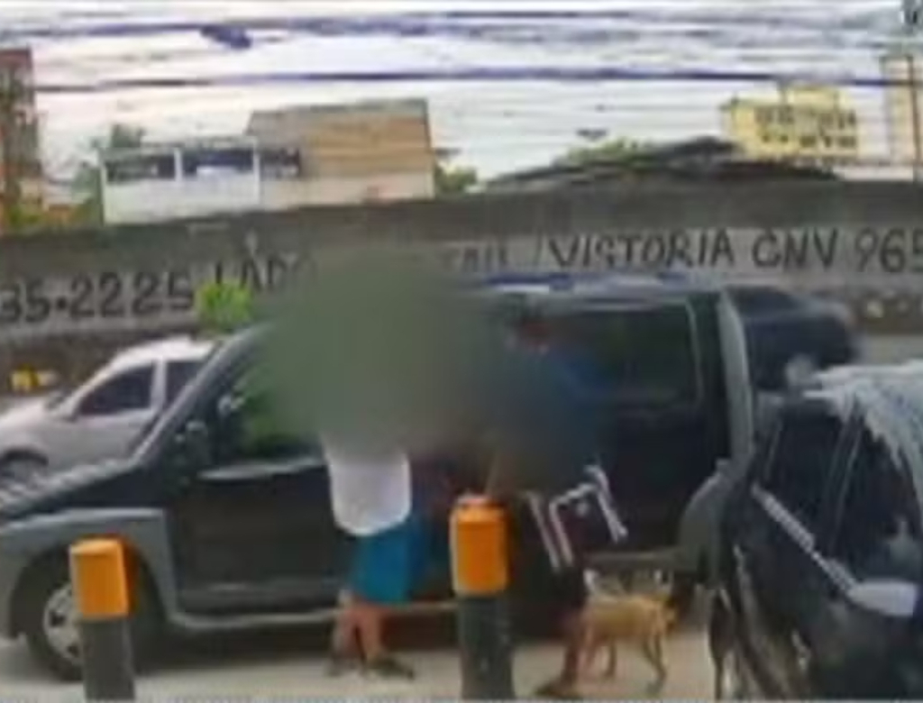 Homem realiza assalto com cachorro (Foto: Reprodução)