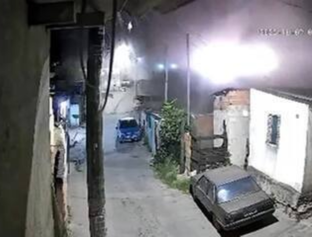 Casa é atingida por carro (Foto: Reprodução)