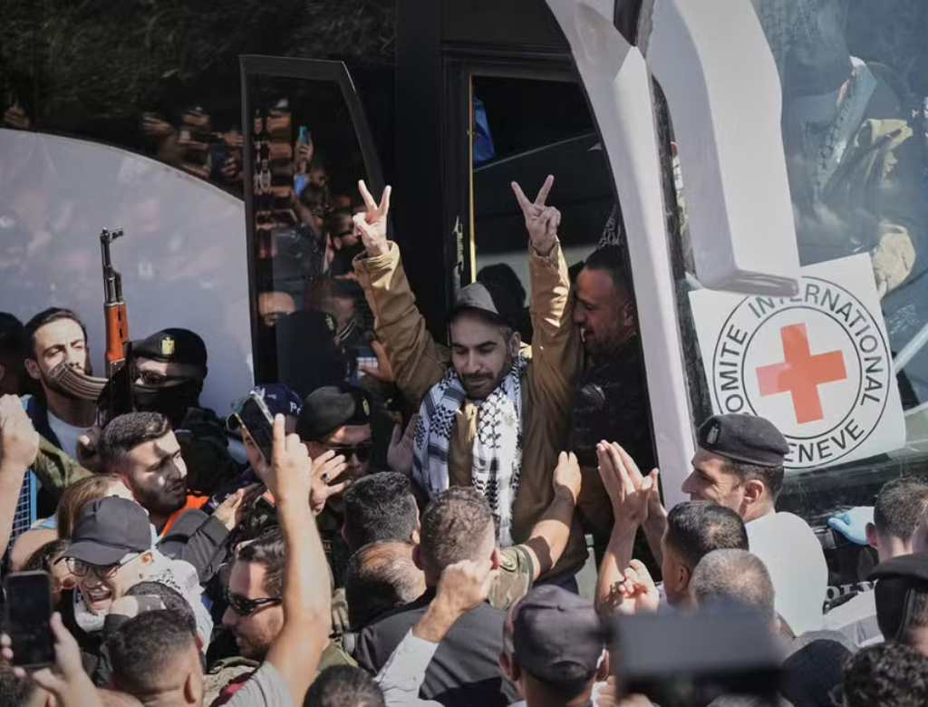 Reféns palestinos sendo libertados (Foto: Mahmoud Illean/AP)