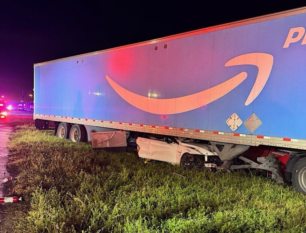 BMW conduzida por jovens colide com caminhão da Amazon; veja vídeo