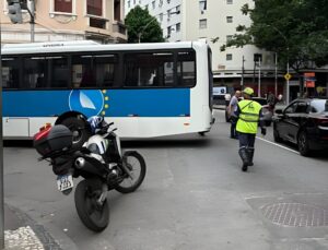 Barricada com ônibus (Foto: Reprodução)