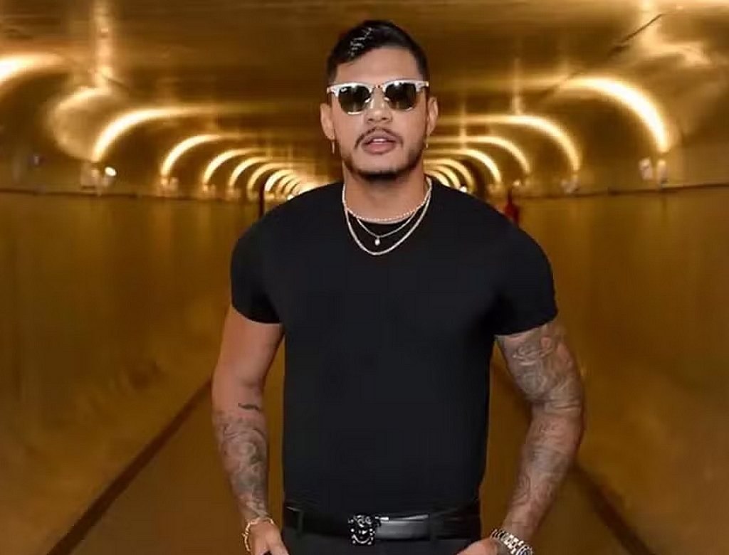 Rapper Hungria chega em casa após receber alta do hospital; veja VÍDEO