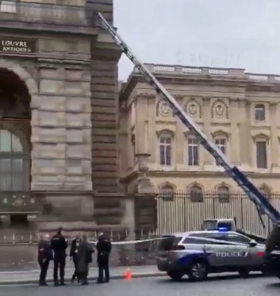 Ladrões teriam invadido Museu do Louvre com guindaste; veja vídeo!