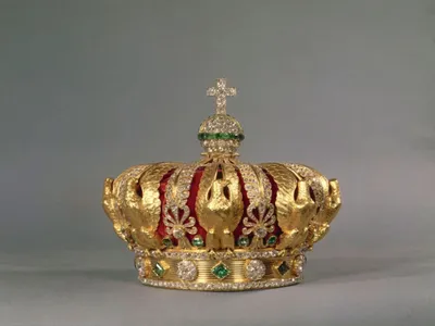 Coroa com 1,3 mil diamantes roubada no Museu do Louvre é achada em rua de Paris