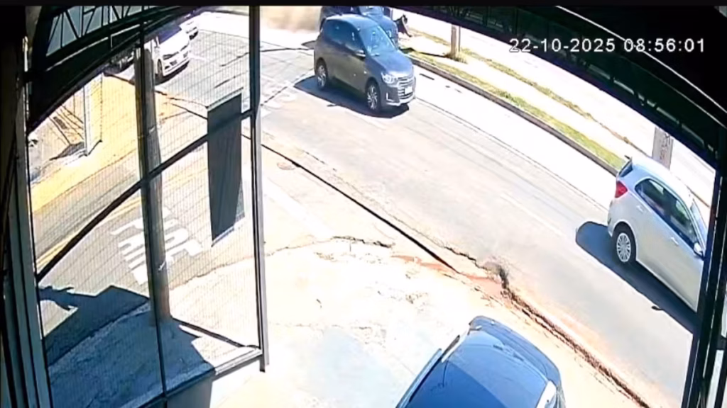 Motociclista morre ao ser atingido por carro e arremessado contra poste em SP; VEJA VÍDEO