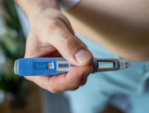 Canetas emagrecedoras podem reduzir efeito do álcool no corpo, aponta estudo