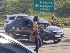 Vídeo viral mostra policial com fuzil em ação contra suspeito de latrocínio; ASSISTA!