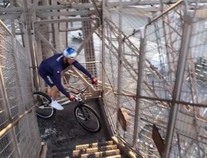 Homem sobe 686 degraus da Torre Eiffel de bicicleta e quebra recorde mundial; veja vídeo