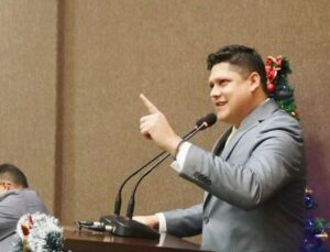 Vereador expulsa e ameaça algemar repórter da Câmara; veja VÍDEO