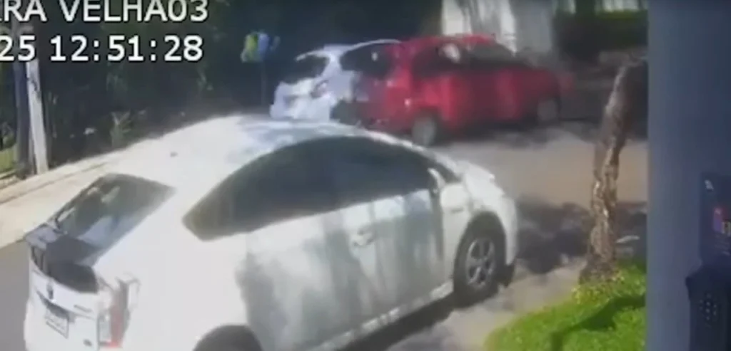 Motorista bate duas vezes em carro estacionado e foge; VEJA VÍDEO!