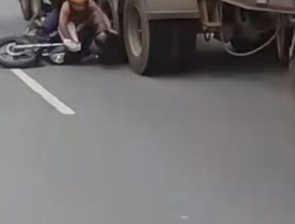 Motoqueiro curioso para ver acidente quase morre atropelado; VEJA VÍDEO