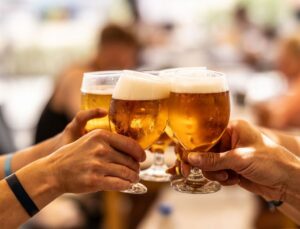 Cientista desenvolve cerveja com potencial vacinal e provoca debate ético; veja