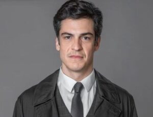 Mateus Solano se revolta, dá tapa e derruba celular de fã em teatro; VEJA VÍDEO!
