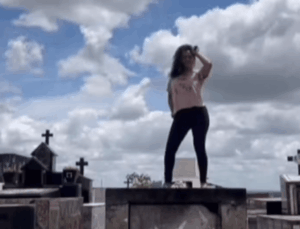 Vídeo de jovem dançando em cima de túmulo causa revolta e viraliza nas redes