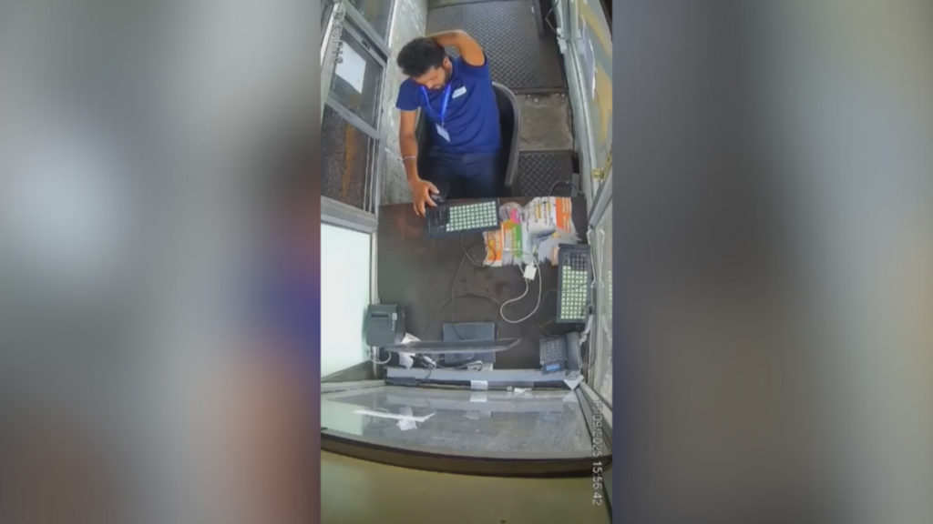 Vídeo: Pneu explode e atinge funcionário em cabine de pedágio
