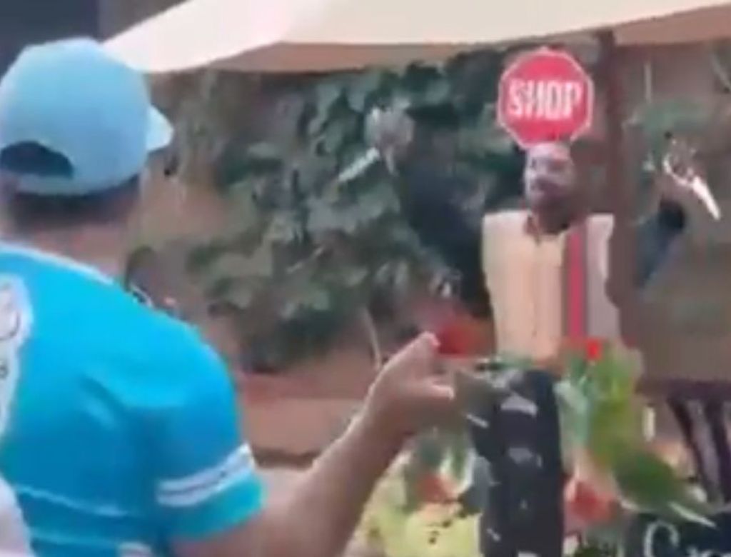 VÍDEO: Homem armado com facas invade shopping e causa tumulto