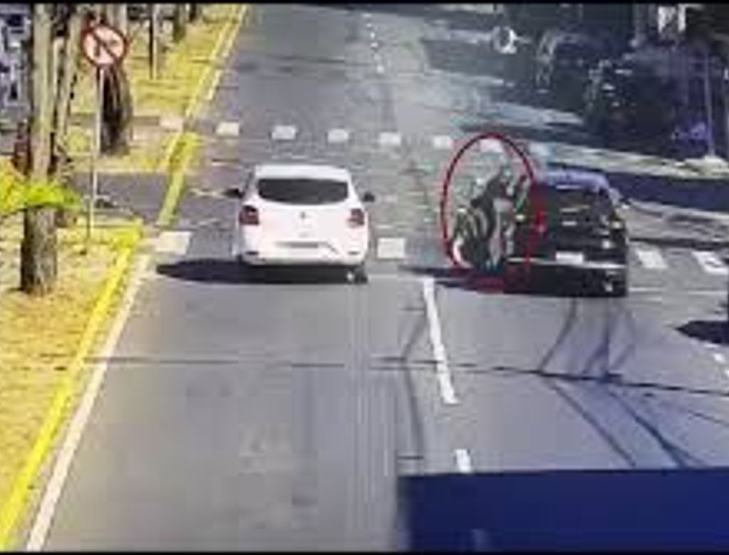 Motoqueiro embriagado e sem CNH invade a contramão, bate em carros e é preso; VEJA VÍDEO!