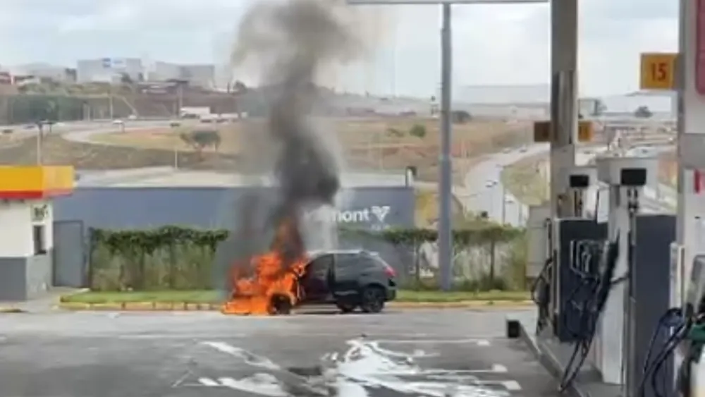 Incêndio atinge carro em posto de combustível na Grande BH; VEJA VÍDEO!