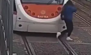 Guarda age em segundos e mulher é salva de ser atropelada por trem; VEJA VÍDEO