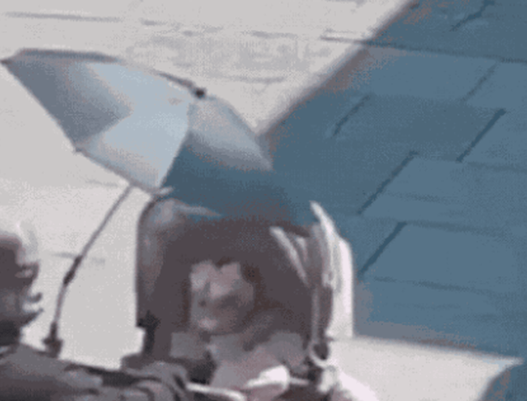 Vídeo choca ao mostrar momento em que mulher tenta sequestrar bebê; assista